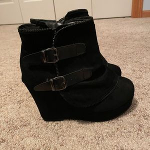 Buckle wedge heels